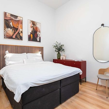 Modern Apartment French Balkony Budapest Exterior photo