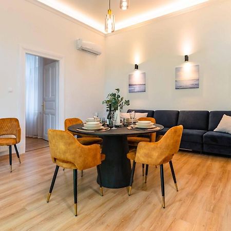 Modern Apartment French Balkony Budapest Exterior photo